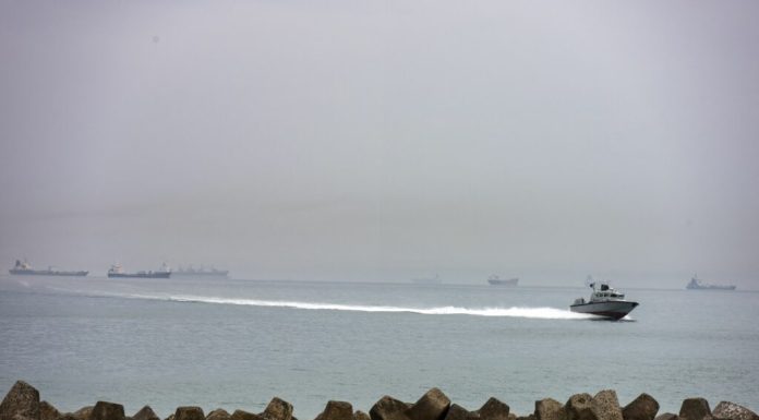 Mesaj sfidător din partea Iranului, în timp ce navele care încearcă să traverseze Ormuz raportează focuri de armă