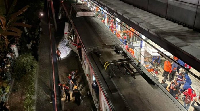 Trei persoane blocate într-un vagon avariat în urma unui accident feroviar din Indonezia