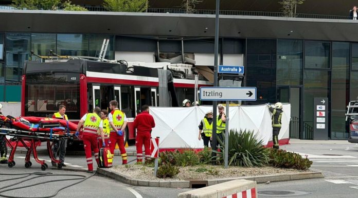 Un autobuz a intrat într-un supermarket din Salzburg: un mort, zeci de răniți. Care a fost cauza accidentului