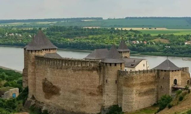 O parte din zidul unei cetăți care a aparținut lui Ștefan cel Mare s-a prăbușit