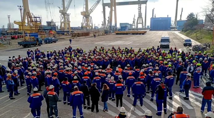 De anul trecut, angajaţii Şantierului Damen din Mangalia trăiesc din promisiuni. Marţi ies din nou în stradă
