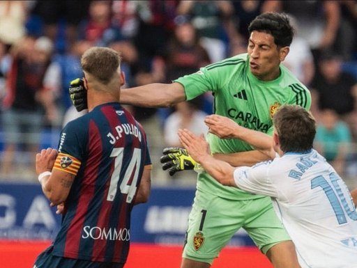 Fotbal: Portarul echipei Zaragoza, suspendat 13 meciuri după ce a lovit un adversar