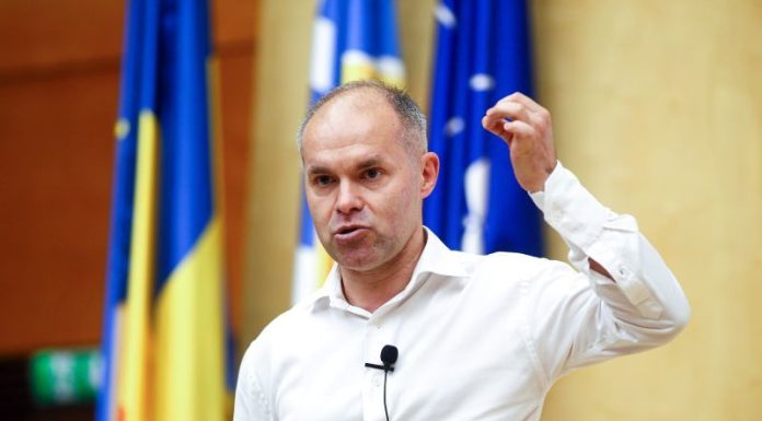 Funeriu, după ce a comparat manuale de ştiinţe din România, Franţa şi cele aferente curriculumului Cambridge: Avem manuale ale căror pagini par concepute pentru imprimat pe tricouri, nu pentru înţeles în clasă / Apel către ministrul Educaţiei