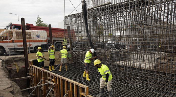 Guvernul vrea noi reguli pentru muncitorii străini. Firmele care îi angajează vor plăti garanţii pentru repatrierea lor