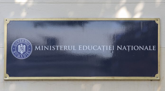 Ministerul Educaţiei anunţă lansarea apelului pentru selecţia cadrelor didactice în vederea desfăşurării evaluării proiectelor de manuale şcolare pentru clasa a IX-a / Condiţii de înscriere şi calendar