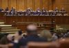 Moțiunea împotriva Guvernului Ilie Bolojan, prezentată miercuri în Parlament. Vot decisiv pe 5 mai