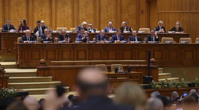 Moțiunea împotriva Guvernului Ilie Bolojan, prezentată miercuri în Parlament. Vot decisiv pe 5 mai