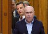 Ilie Bolojan și Sorin Grindeanu, absenți de la citirea moțiunii împotriva Guvernului. Marți se decide soarta Executivului
