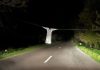 Glumă sinistră pe un drum județean. O rochie atârnată pe o sfoară, să pară o fantomă, a fost fotografiata de șoferi