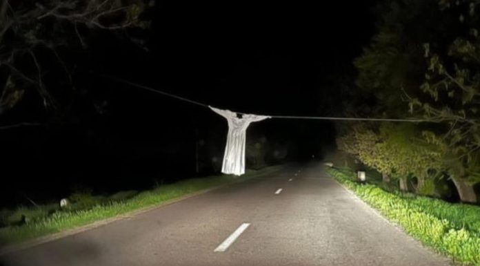 Glumă sinistră pe un drum județean. O rochie atârnată pe o sfoară, să pară o fantomă, a fost fotografiata de șoferi