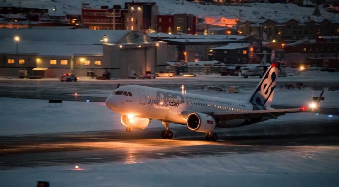 Motivul neștiut pentru care luminile unui avion trebuie reduse la decolare și aterizare, dezvăluit de un pilot