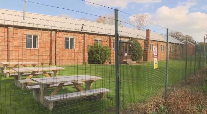 Guvernul britanic mută 10.000 de migranți din hoteluri în comunități