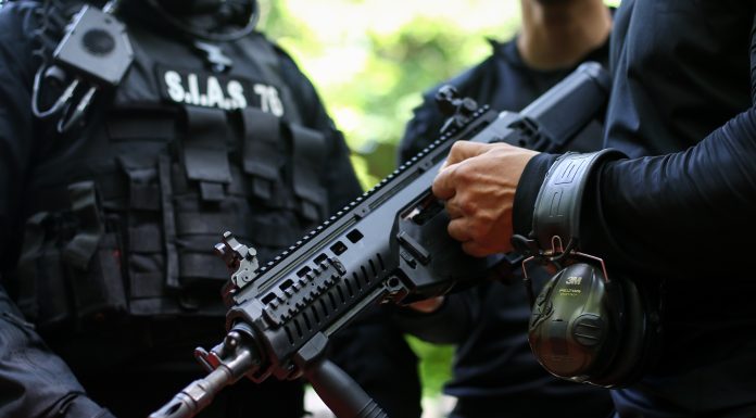 Trupe speciale în Mizil, după ce mai mulți localnici au atacat o mașină a Poliției. Au ocupat strada și aveau muzica la maxim