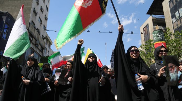 Armistițiu cu degetul pe trăgaci. SUA invocă un acord pe care nu l-a văzut nimeni, Iranul vorbește despre altceva