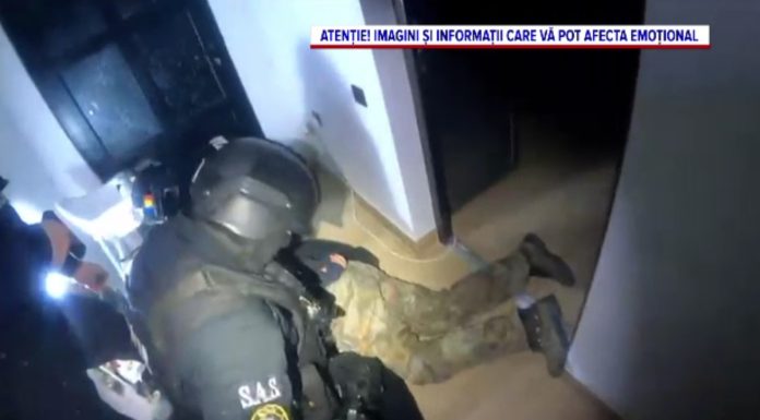 Filmul intervenției cu împușcături, în casa unui individ înarmat din Neamț, ucis de trupele speciale. A fost somat repetat