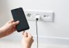 De ce nu este bine să lași încărcătorul în priză peste noapte. Cât curent electric consumă, de fapt