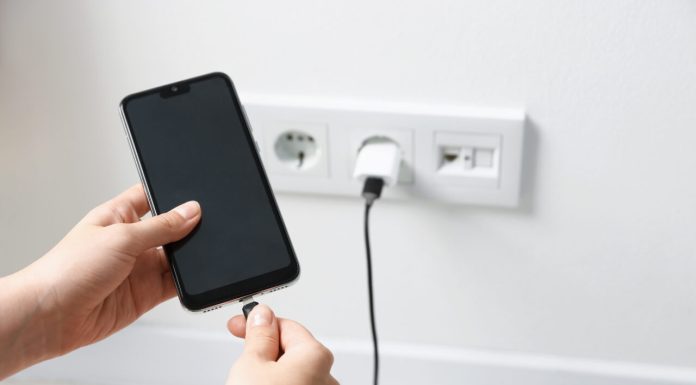 De ce nu este bine să lași încărcătorul în priză peste noapte. Cât curent electric consumă, de fapt