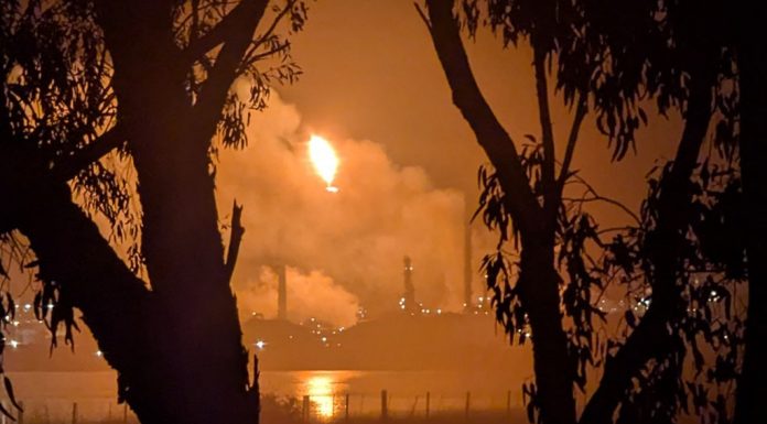 Incendiu puternic la una dintre cele două rafinării ale Australiei. Asigura 10% din combustibilul țării