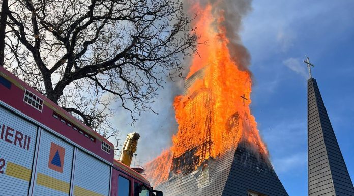 Maramureş: Incendiu puternic la Biserica Catolică din localitatea Şurdeşti/ Autorităţile precizează că nu este vorba despre lăcaşul de cult din patrimoniul UNESCO – VIDEO