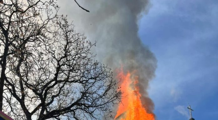 O biserică a luat foc în Maramureș