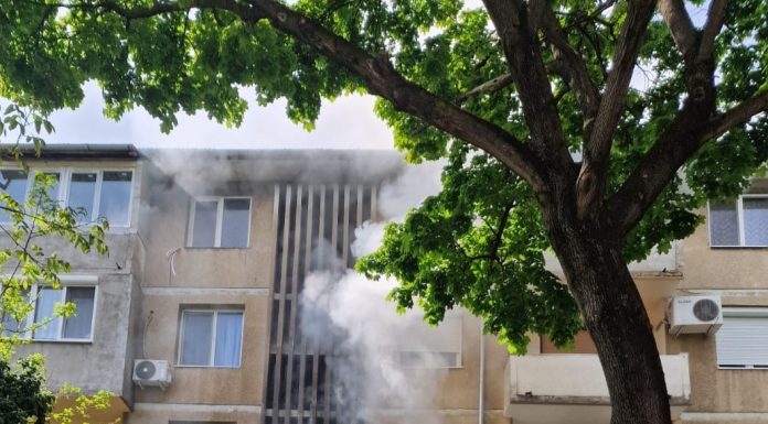Incendiu într-un bloc din municipiul Oradea/ Mai mulţi locatari, evacuaţi