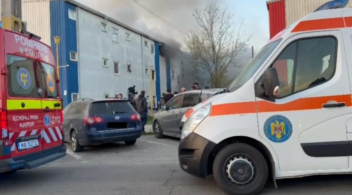 Incendiu izbucnit într-un bloc social cu două etaje din Constanța. Autoritățile au activat Planul Roșu de intervenție