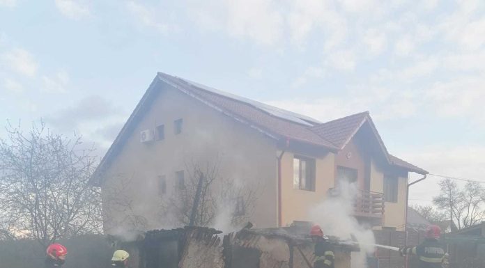 Bărbat, transportat la spital cu arsuri în urma unui incendiu izbucnit într-o gospodărie din Cluj-Napoca