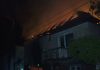 Incendiu puternic în Maramureș. Acoperișul unei locuințe a fost complet distrus, iar curentul a fost întrerupt zeci de minute