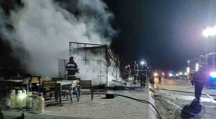 Incendiu la un fast-food din județul Cluj, în miez de noapte