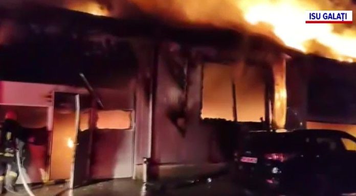 Incendiu uriaș la un service auto din Galați. Proprietarul a intrat în foc ca să salveze mașinile, dar a suferit arsuri grave