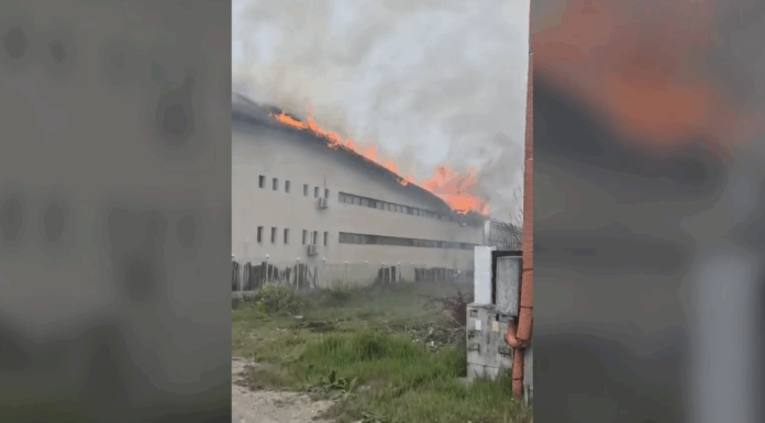 Un incendiu puternic a izbucnit la o pensiune din Tulcea. Flăcările au cuprins și o altă pensiune din apropiere