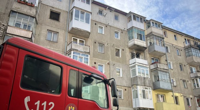 UPDATE – Incendiu într-un bloc din municipiul Sibiu/ 21 de persoane, evacuate/ Un bărbat a fost găsit carbonizat/ Incendiul, cauzat de o ţigară/ Poliţia a deschis o anchetă