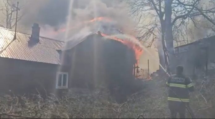 Incendiu puternic într-un sat din Vrancea. Incendiul s-a extins la 32 de case. A fost emis mesaj Ro-Alert