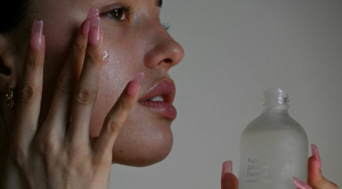 Dermatologii dezvăluie de ce spălatul feței cu apă foarte rece este o greșeală enormă