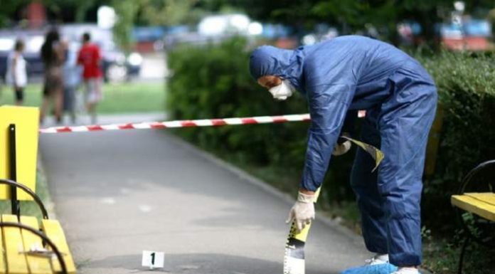 Alba: Tânăr arestat după ce a ucis un bărbat care încerca să aplaneze un conflict între părinții săi