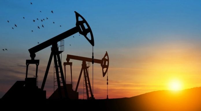 Prețurile petrolului scad cu 10%, după ce Iranul a anunțat că Strâmtoarea Ormuz este deschisă pentru navele comerciale