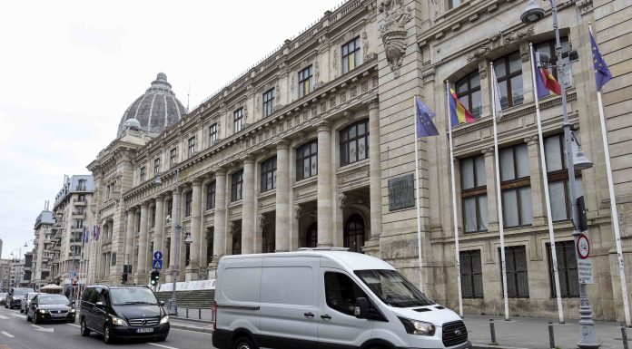 FOTO Coiful de la Coțofenești a revenit în țară. România l-a luat cu mașina blindată. Îl puteți vedea la muzeu. "Coiful este puțin deformat"