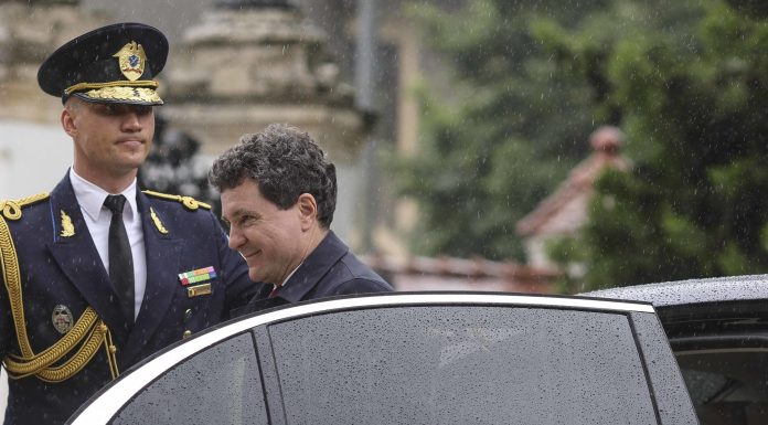 Bolojan dă voie SPP să cumpere autoturisme anul acesta. Flotă cu vechime mare, nivel tehnologic depășit, cu Euro 4 sau mai mic – risc crescut pentru demnitari