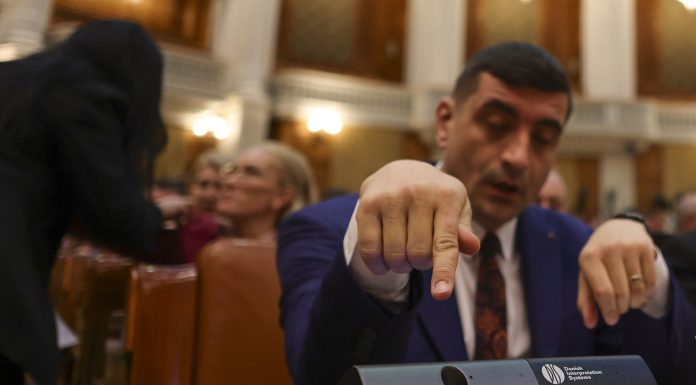 Moțiunea de cenzură PSD-AUR a fost citită în plenul comun al celor două Camere ale Parlamentului. Votul, marțea viitoare