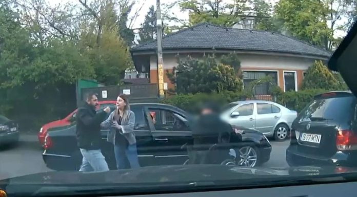 Un bărbat în scaun cu rotile a fost agresat de un șofer în fața unui magazin din Iași. De la ce a pornit conflictul