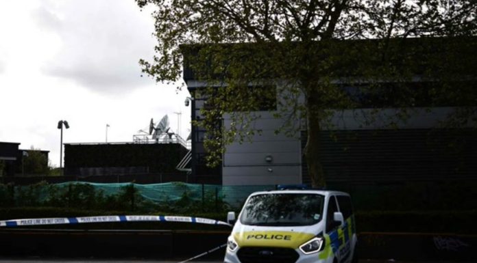 Doi tineri şi un minor britanici, inculpaţi în urma unei tentative de incendiere la sediul televiziunii private în persană Iran International, la Londra. Tinerii, arestaţi în urma unei urmăriri cu maşini. Gruparea HAYI revendică tentativa