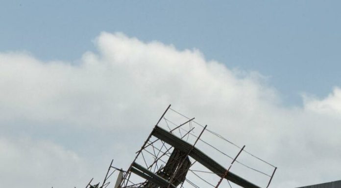 Vântul face ravagii în Moldova. Doi oameni au fost loviți de copaci și elemente de acoperiș