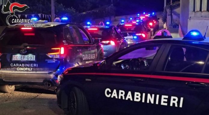 Doi români, arestaţi pentru uciderea unui italian, în prezenţa fiului de 11 ani al acestuia, într-o localitate din Toscana/ Victima încercase, împreună cu un cumnat, să oprească un grup mai mare de tineri beţi să arunce cu sticle într-o vitrină