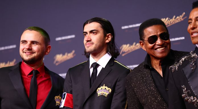 Apariție rară pe covorul roșu. Fiii lui Michael Jackson, prezenți la premiera filmului dedicat tatălui lor. FOTO
