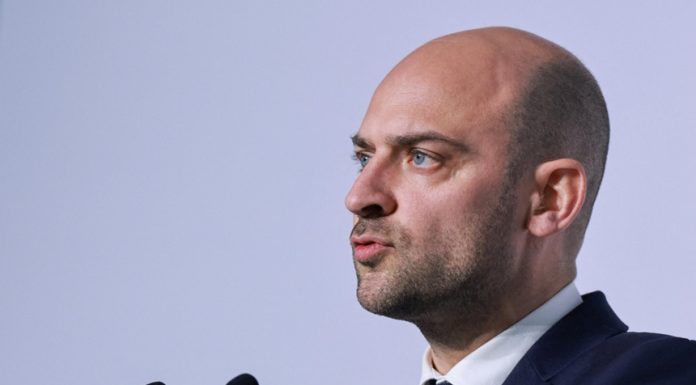 Putin ”îşi pierde calul Troian în UE” după înfrângerea lui Orban, apreciază şeful diplomaţiei franceze Jean-Noël Barrot şi-i cere lui Magyar să ridice vetoul Ungariei împotriva ajutării Ucrainei