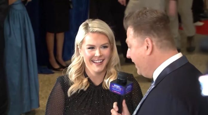 ”Vor fi focuri de armă în această seară”, a glumit Karoline Leavitt înainte ca Trump să fie evacuat de la Dineul Corespondenţilor