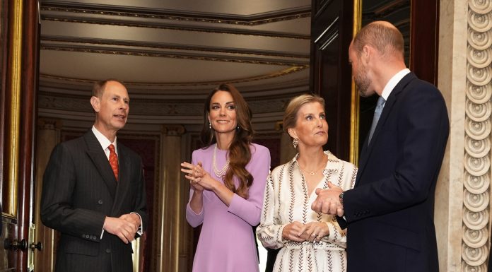 Kate Middleton, apariție elegantă la evenimentul dedicat Reginei Elizabeth, purtând un colier simbolic. FOTO