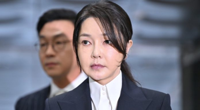 Fosta Primă Doamnă sud-coreeană Kim Keon Hee, soţia fostului preşedinte încarcerat Yoon Suk Yeol, condamnată la patru ani de închisoare în apel. o pedeapsă mai aspră faţă de cele 20 de luni în prima instanţă
