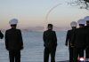 Kim Jong Un supervizează teste de rachete pe mare de la bordul unui distrugător de 5.000 de tone