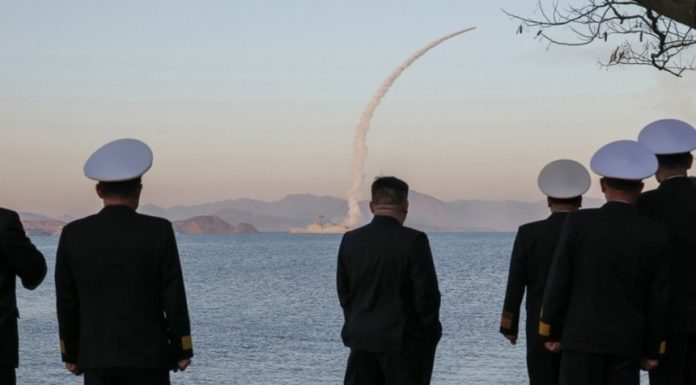 Kim Jong Un supervizează teste de rachete pe mare de la bordul unui distrugător de 5.000 de tone